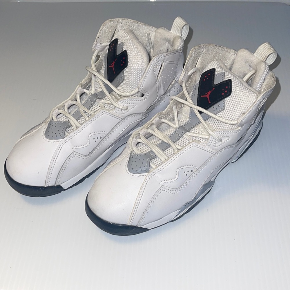 Air Jordan white shoes 3Y boys. 343796-121